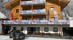 Totální vítězství. Biatlonisté stylově vyzdobili penzion, dovezli si i kuchaře