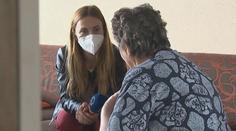 Seniorku nechali v nemocnici 12 hodin trpět. I přes bolesti ji chtěli poslat domů