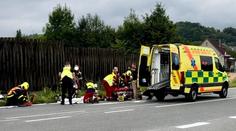 Po srážce s autem se na severu Moravy těžce zranili muž se ženou na motorce