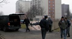 Zloděj vypadl z okna vykradeného bytu, pád z 11. patra nepřežil