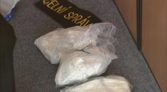 Dealery na Teplicku zadržela zásahovka. Policie našla deset kilo tvrdých drog