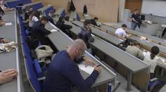 Studenti řeší, jak volit ze zahraničí. Musí totiž vyplnit adresu, kterou zatím nemají