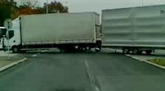 VIDEO: V Praze narazil motorkář do kamionu a zemřel