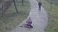 Muž sledoval zraněnou ženu! Nepomohl jí a šel pryč. VIDEO