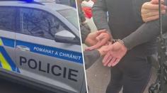 Policie zastavila řidiče podezřelého z přepadení banky. V autě měl granát