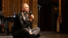 Známý režisér překvapil. "Nejsem gay, ale heterosexuální žena!" napsal