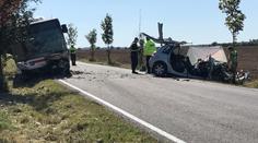 U Prahy se srazil linkový autobus s autem! 1 mrtvá, šest zraněných