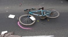 Cyklista to napral v Kralupech do zdi, skalpoval si část hlavy