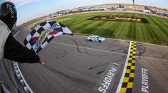 Kolotoč NASCAR v neděli pokračuje na okruhu Kansas Speedway