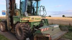 Mladý cyklista chtěl objet traktor po trávě, spadl pod něj. Na místě zemřel