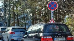 Horské cesty v obležení aut! Řidiči parkují v zákazech a blokují silnice