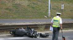 Na Benešovsku se srazila motorka s autem, na místě jsou zranění