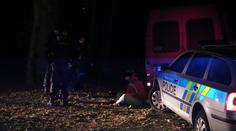 Vyhrocené pronásledování, řidič chtěl vytlačit policisty ze silnice