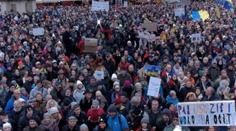 Tisíce demonstrantů zaplnily Staromák. Odmítly vznikající Babišovu vládu