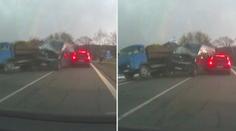 Dodávka smetla odstavený náklaďák a auto v protisměru! VIDEO