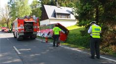 Nehoda na Děčínsku: Zájezdový autobus plný lidí vletěl do příkopu!