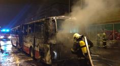 Jedoucí autobus zachvátil požár! Plamenům možná někdo pomohl