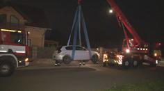 Mladík chtěl ujet policistům, s BMW vlétl lidem do zahrady
