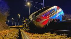 Kuriózní nehoda v jižních Čechách. Auto z nástupiště spadlo na koleje