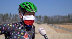 Dominik Hašek pomáhal lidem z tzv. první linie. Hasičům daroval nápoje