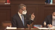 To je gól, smál se Jurečka ve Sněmovně. Babiš v proslovu omylem shodil Schillerovou