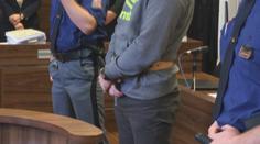 Expolicista měl zabít ženu a znásilnit svou matku. Dostal 13 let vězení