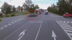 Osobní auto vyjelo před rozjetý kamion, šlo o centimetry!