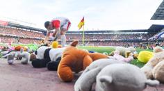 Z "Krysy pro krysu" charita. Slavia poslala do Motola štědrý příspěvek