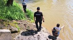 Tragédie na Slovensku. Otec si šel se synem zaplavat, z vody už se nevynořil