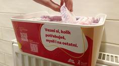 Na záchodech v desítkách škol budou menstruační potřeby. Projekt se osvědčil
