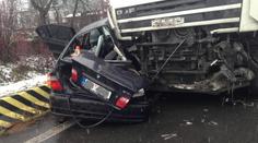 Mladík v BMW nezvládl řízení a skončil pod kamionem. Nepřežil