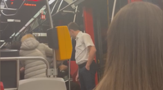 Člověk bouchne, brání se agresivní řidič tramvaje. Kandidovat měl za krajní pravici