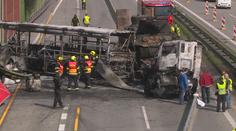 Při nehodě vězeňského autobusu zemřel dozorce. Řidič tahače vinu popírá