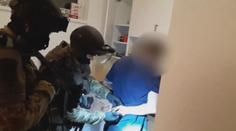 Policisté dopadli gang zlodějů aut. Stroje měli ukrývat po lesích