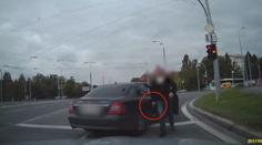 Policista bez důvodu vytáhl na řidiče pistoli. Půjde k soudu