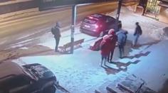 VIDEO: Další řidič na Slovensku vjel do zastávky. Lidé stihli naštěstí včas uskočit