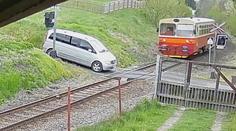 Osobní vlak vrazil na přejezdu do auta. Signalizace nesvítila, tvrdí řidič vozu