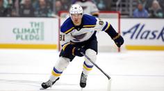 Děsivé záběry. Hráč NHL dostal pukem, ze střídačky ho odvezli do nemocnice