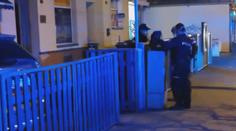 Muž s nožem v Plzni zaútočil na skupinu lidí. Vadilo mu, že jsou hluční