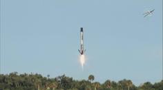 Starhopper v kouli ohně poprvé poskočil, k ISS míří použitý Dragon. VIDEO