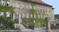 Zfetovaný muž vyděsil děti před školou v Děčíně. Máchal kolem sebe nožem