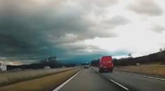 Šílená jízda řidiče na Slovensku: S dodávkou vjel do protisměru a málem smetl auto