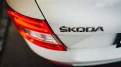 Auto, nejbezpečnější dopravní prostředek v době pandemie, kupují lidé často jako dárek pod vánoční stromeček