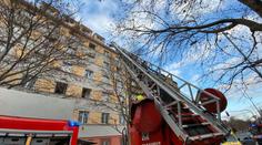 Pražští hasiči vyjeli k požáru v obytném domě, zachránili šest lidí