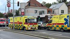 Požár bytu v pražských Řepích. Hasiči evakuovali 24 lidí, ošetřili jednu ženu