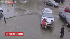 MASAKR! Blondýna na podpatcích si popletla pedály, zabila chodce