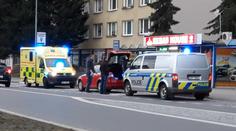 Ženě dal nůž pod krk, policisty pobodal! Hledají se svědci útoku