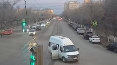 VIDEO: Kamery zachytily děsivou situaci. Dívka vypadla z minibusu během jízdy