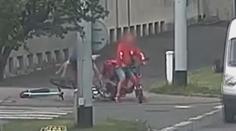 Dívky na koloběžkách vážně srazily seniorku. Jinde nehodu způsobil opilý muž