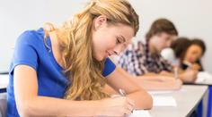 Maturanti byli letos úspěšnější! Testy nezvládlo 14,1 % studentů